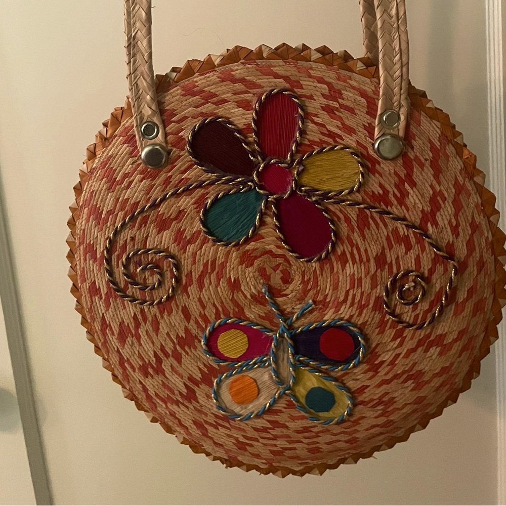 Hobo, round, casual multicolor straw purse. Shoulder bag and sturdy.